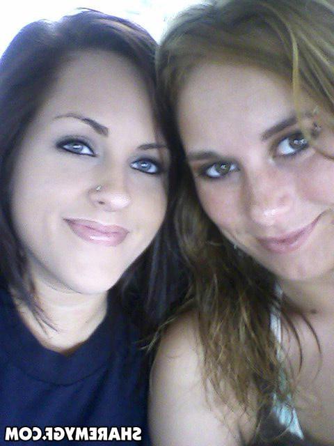 20P Amateur brunette girlfriend gets super naughty on camera