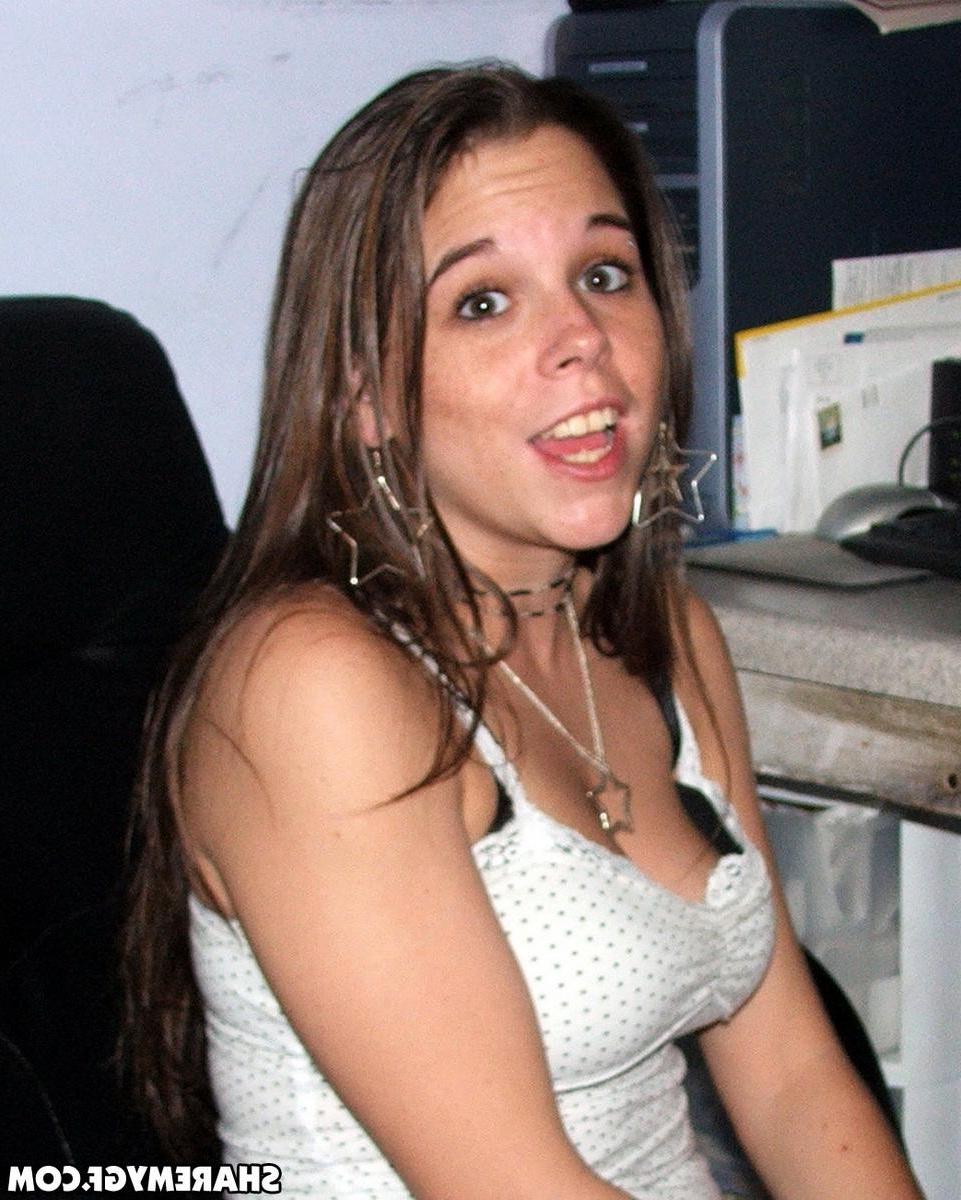20P Amateur brunette girlfriend gets super naughty on camera