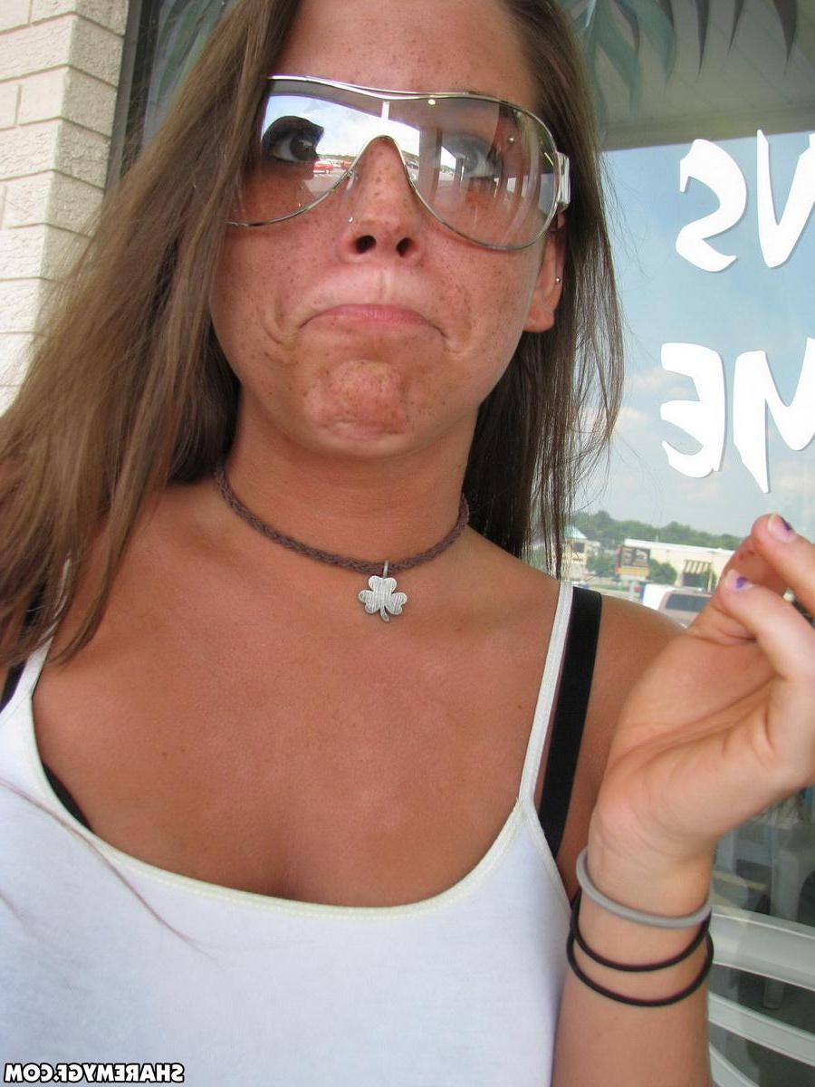 20P Amateur brunette girlfriend gets super naughty on camera