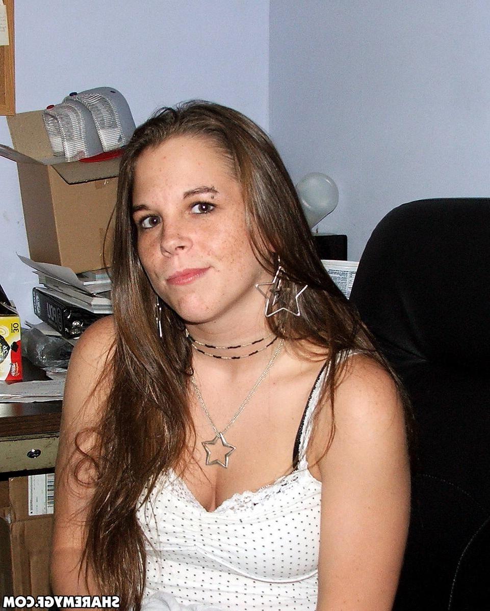 20P Amateur brunette girlfriend gets super naughty on camera