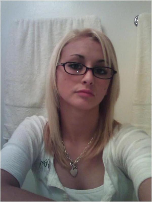 18P Sexy naughty girlfriend strips naked while camwhoring