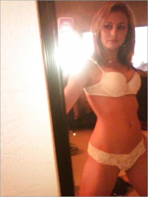 18P Sexy naughty girlfriend strips naked while camwhoring