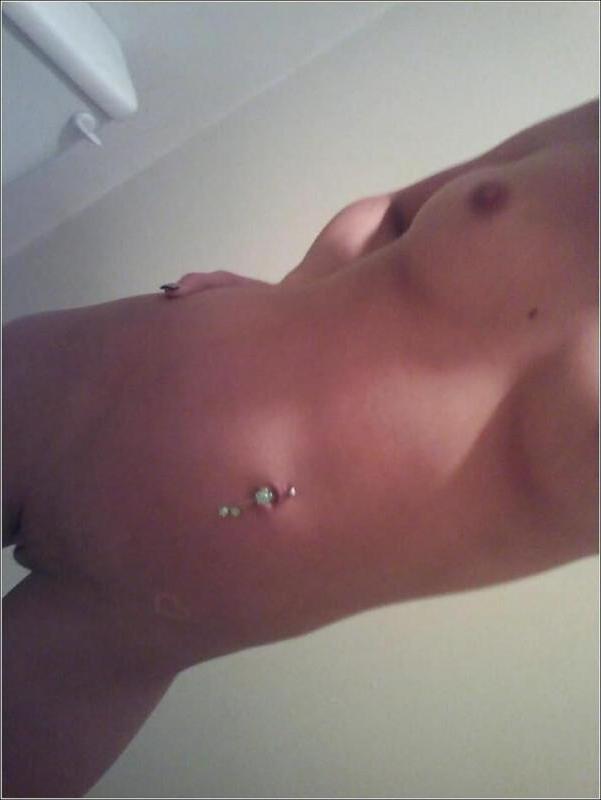 18P Sexy naughty girlfriend strips naked while camwhoring