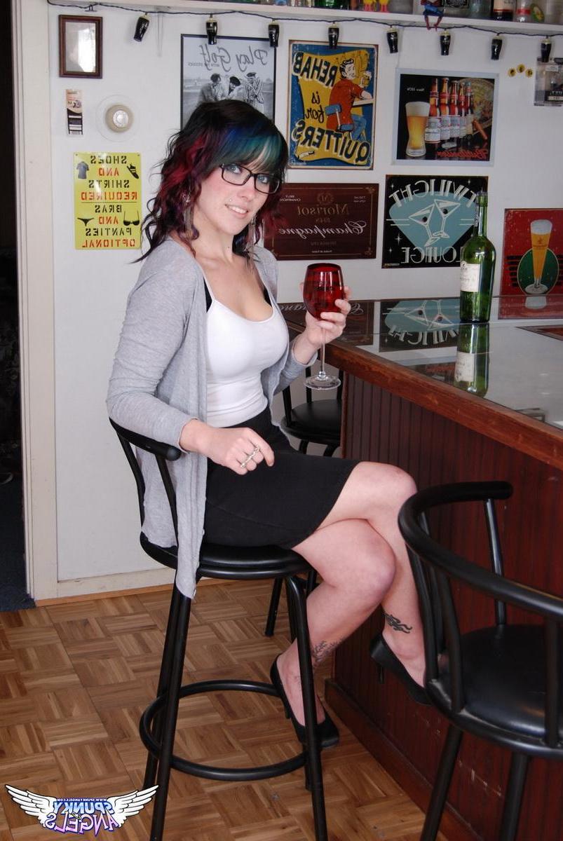 12P Sabrina does not like to wear panties as she has a few drinks at the bar before getting naked