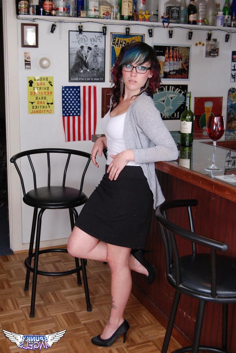 12P Sabrina does not like to wear panties as she has a few drinks at the bar before getting naked