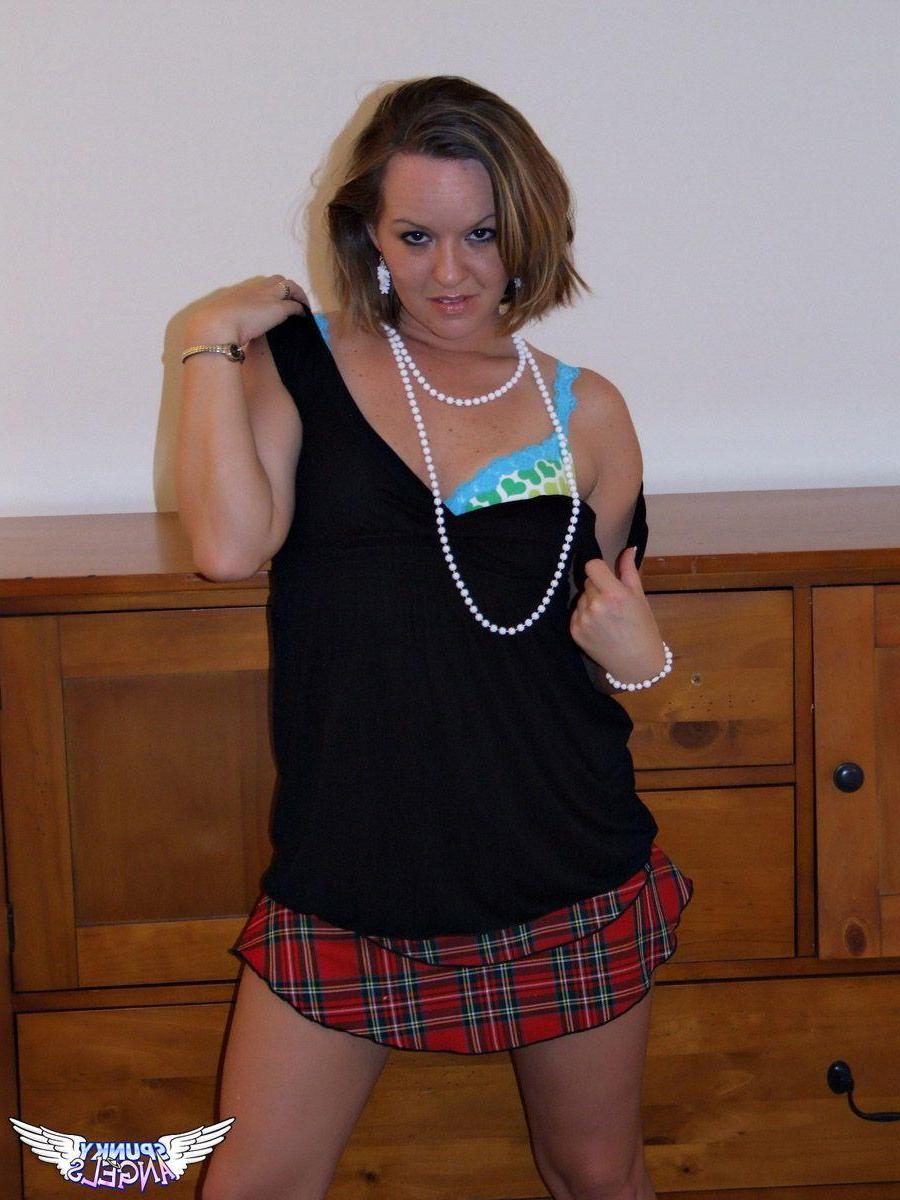 20P Pictures of an amateur girl stripping nude