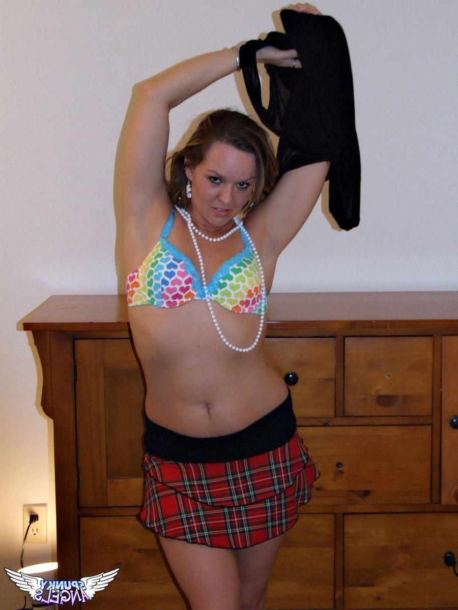 20P Pictures of an amateur girl stripping nude