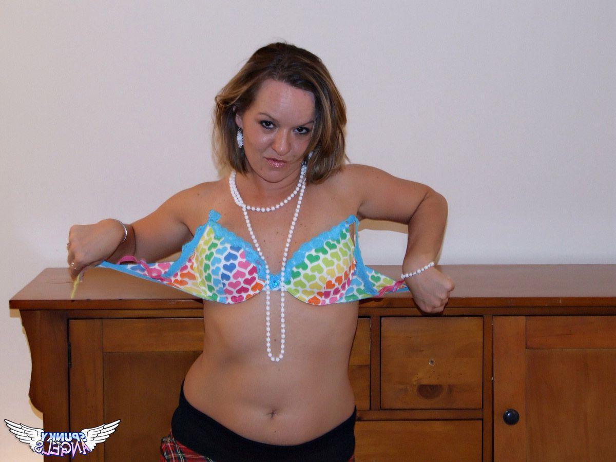 20P Pictures of an amateur girl stripping nude