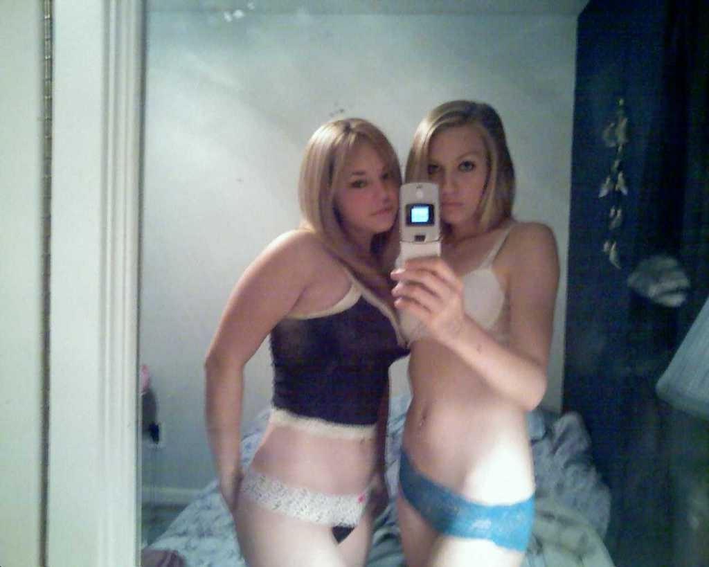 15P Pictures of hot coeds showing their bodies on cam