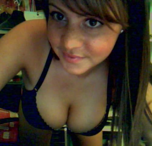 15P Pictures of hot coeds showing their bodies on cam