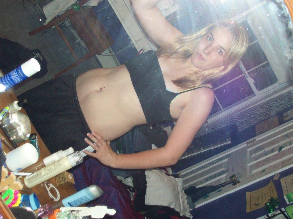 15P Pictures of hot teen girls taking pics of themselves