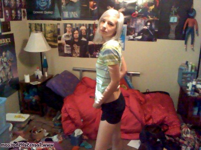 15P Pictures of a hot blonde teen girlfriend showing off on cam