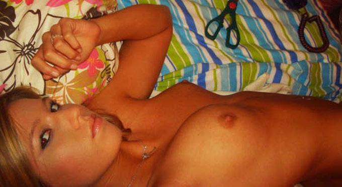 15P Pictures of a gorgeous teen girlfriend taking pics of her nude body