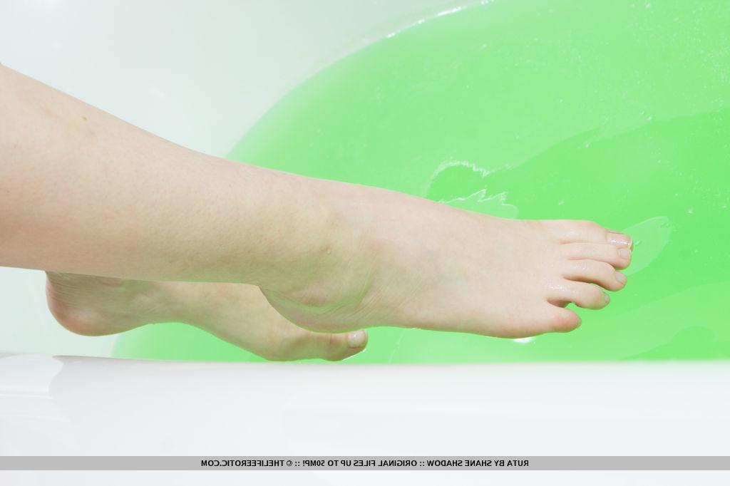 16P Brunette teen Ruta hops into the bath with you in "Emerald"