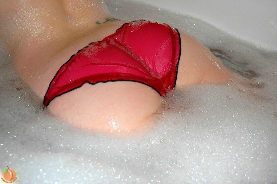 16P Pictures of wet peach Cindy taking a hot bath