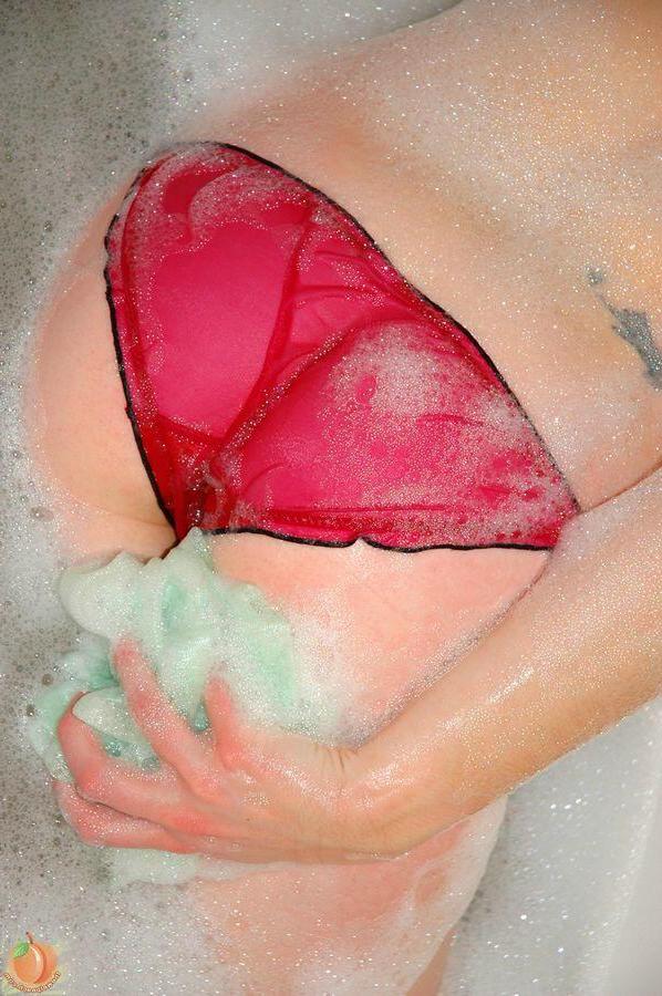 16P Pictures of wet peach Cindy taking a hot bath