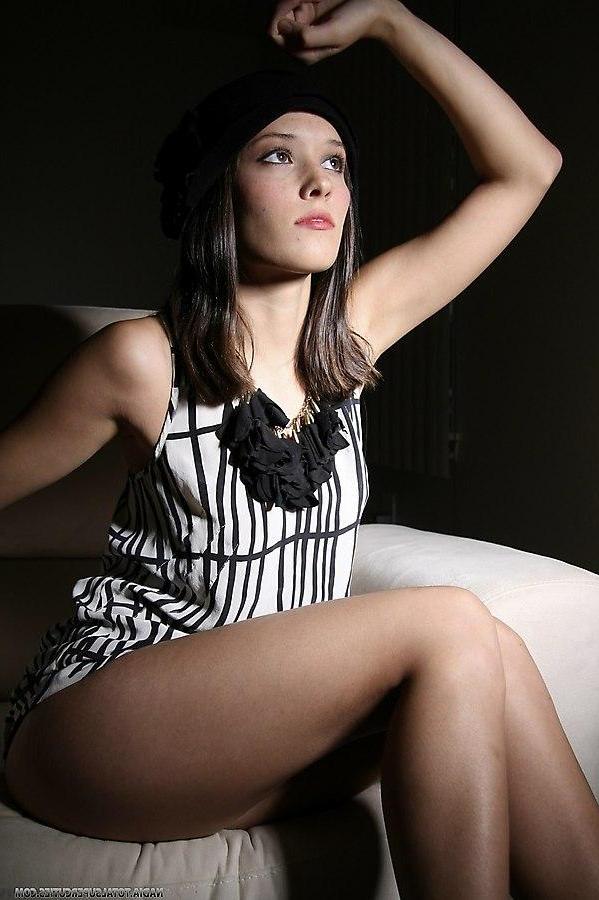 20P Pictures of brunette model Nadia stripping on the couch