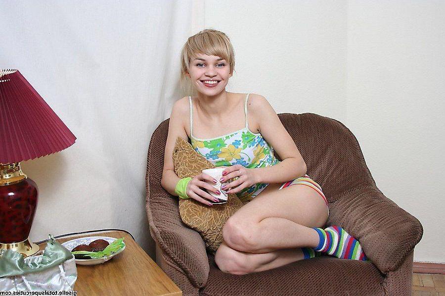 20P Pictures of teen girl Gisele playing with her pussy