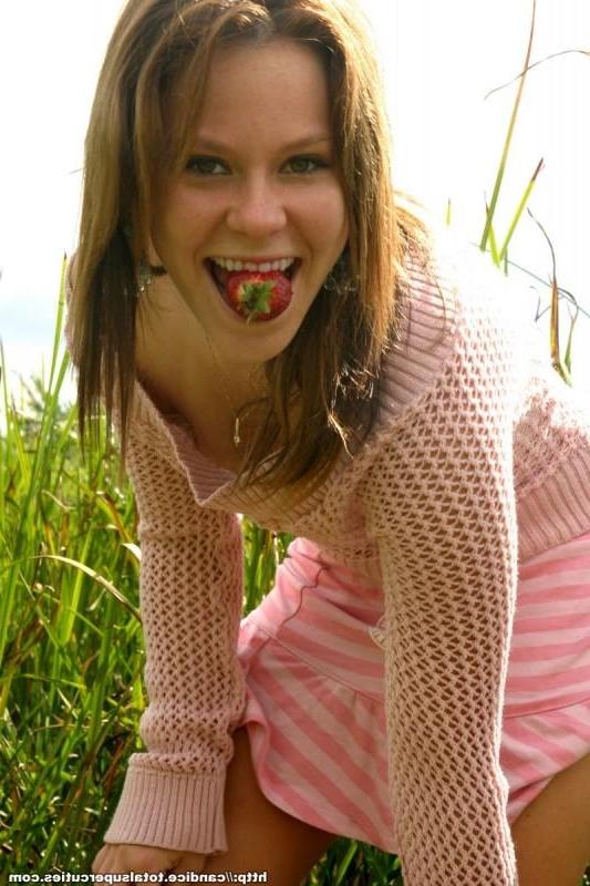 15P Petite brunette girl spreads to show her sweetness