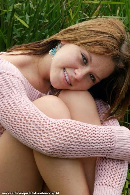 15P Petite brunette girl spreads to show her sweetness