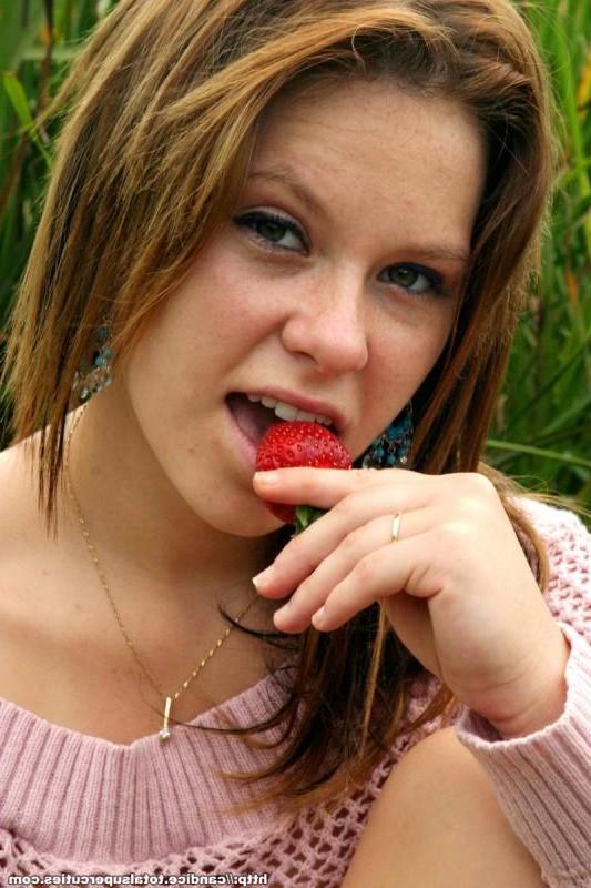 15P Petite brunette girl spreads to show her sweetness