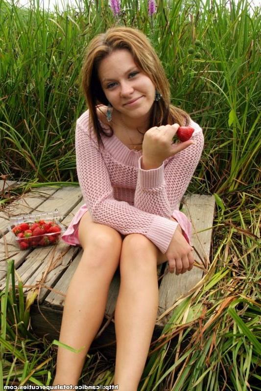 15P Petite brunette girl spreads to show her sweetness