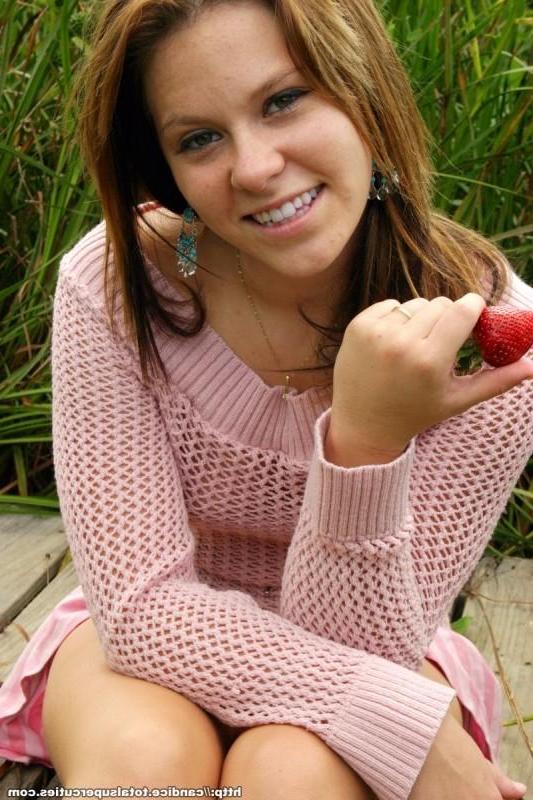 15P Petite brunette girl spreads to show her sweetness