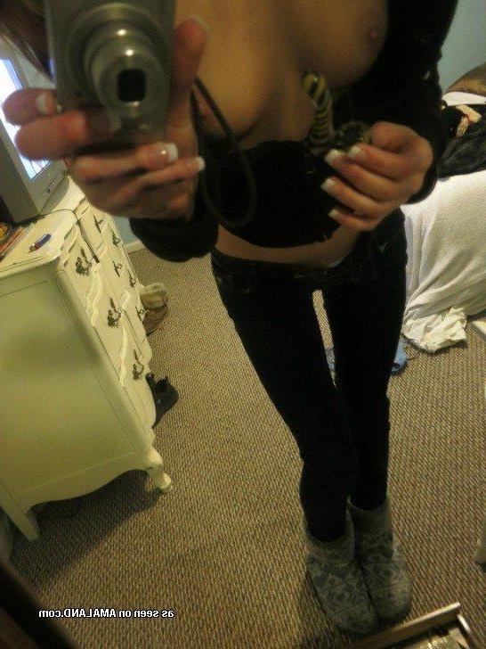 14P Hot ass amateur girlfriend displaying her tits and pussy