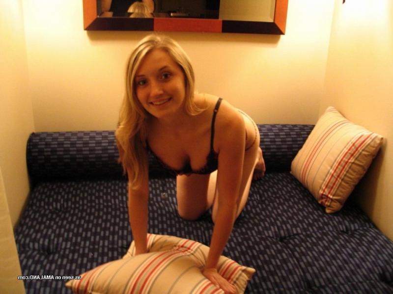 14P Hot amateur babe stripping naked in a motel room