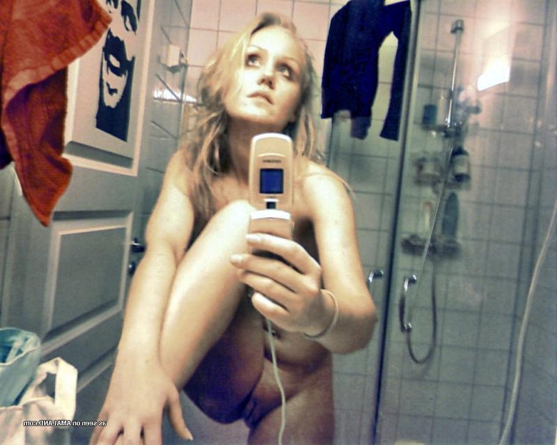 14P Blonde girlfriend posing at home in hot selfpics