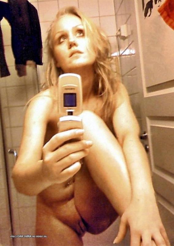 14P Blonde girlfriend posing at home in hot selfpics