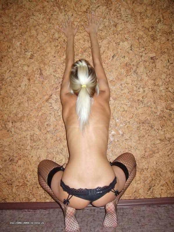 15P Pictures of a hot blonde girlfriend in fishnets