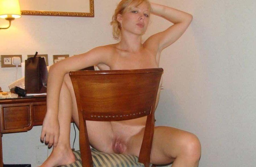 15P Pictures of a beautiful blond girlfriend totally nude for you