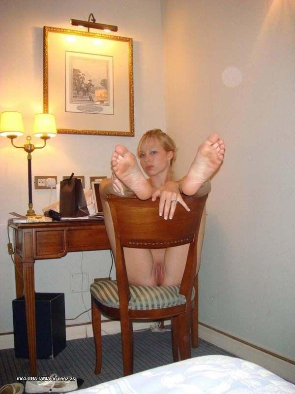 15P Pictures of a beautiful blond girlfriend totally nude for you