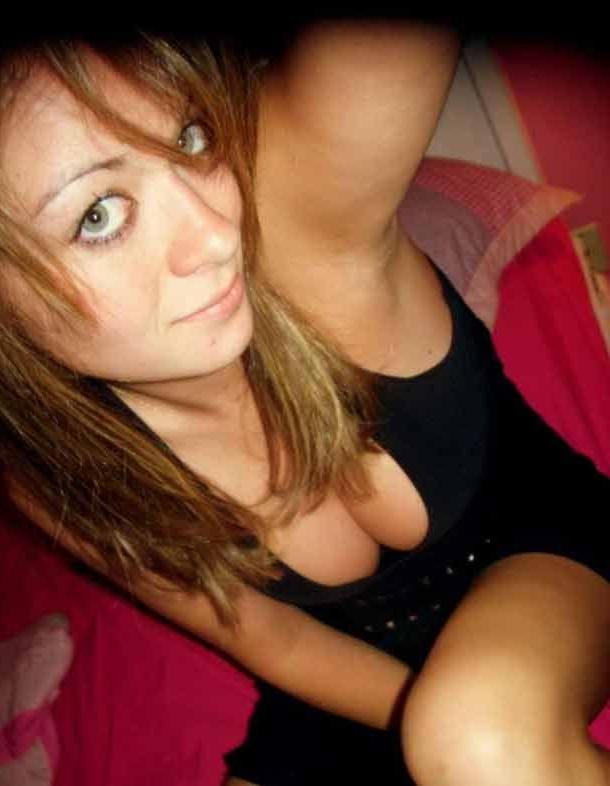14P Pictures of hot teen girls showing their bodies on camera