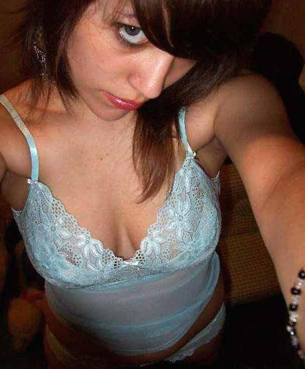 14P Pictures of hot teen girls showing their bodies on camera