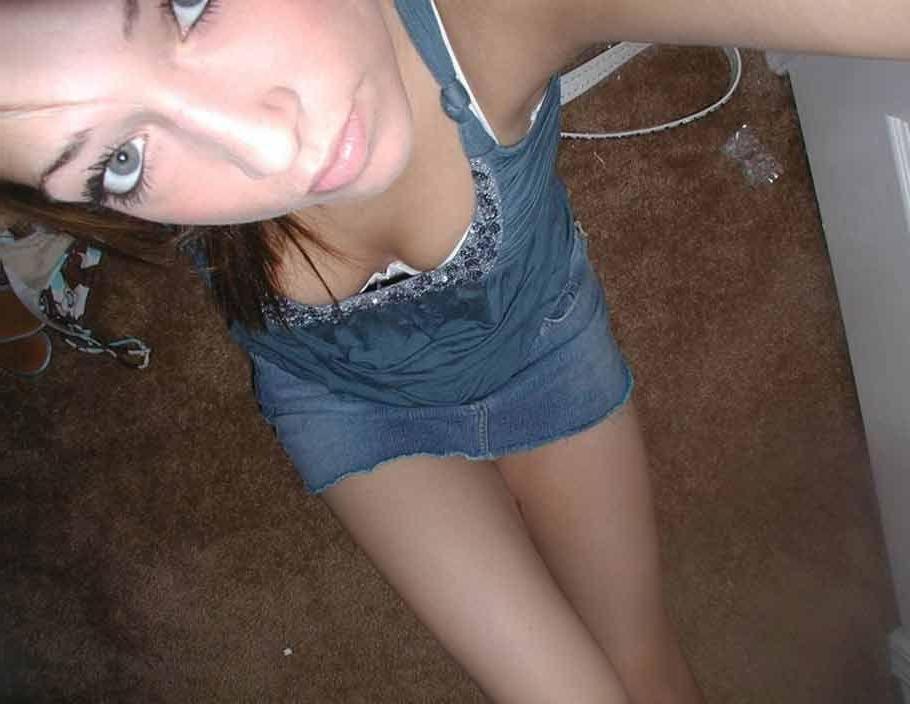 14P Pictures of hot teen girls showing their bodies on camera