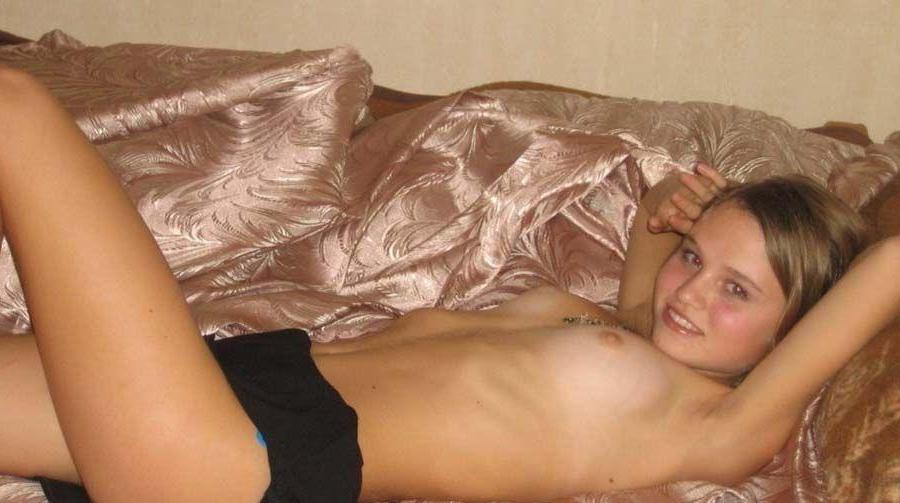 15P Pictures of a hot girlfriend getting naked in bed