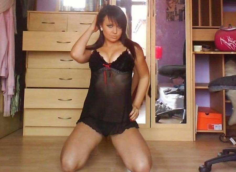 15P Pictures of a hot teen girl exposing herself on camera