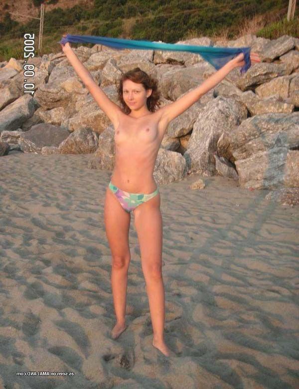 15P Pictures of a hot teen girlfriend nude on the beach