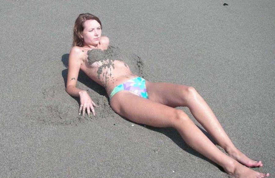 15P Pictures of a hot teen girlfriend nude on the beach