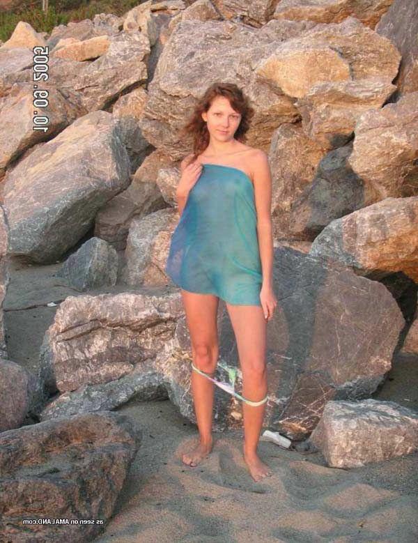 15P Pictures of a hot teen girlfriend nude on the beach