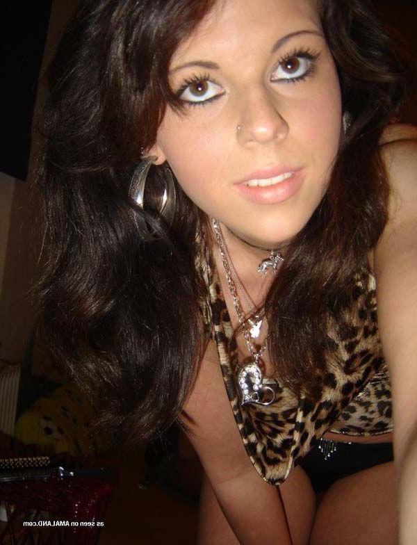15P Pictures of a stunning brunette girlfriend getting freaky