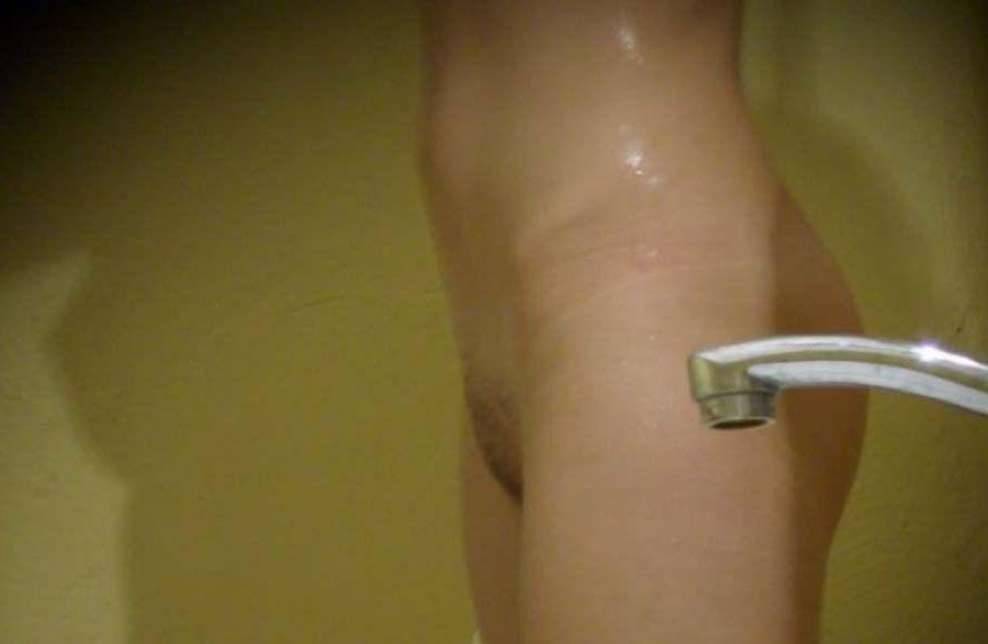 15P Pictures of a hot amateur girlfriend getting her pussy wet