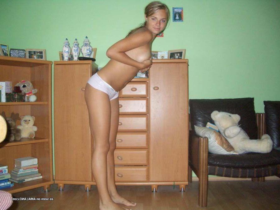 15P Pictures of a smokin hot girlfriend showing off her sexy legs