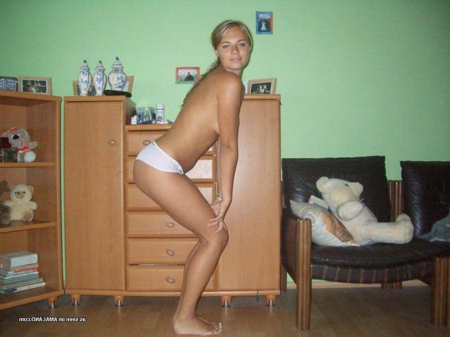 15P Pictures of a smokin hot girlfriend showing off her sexy legs