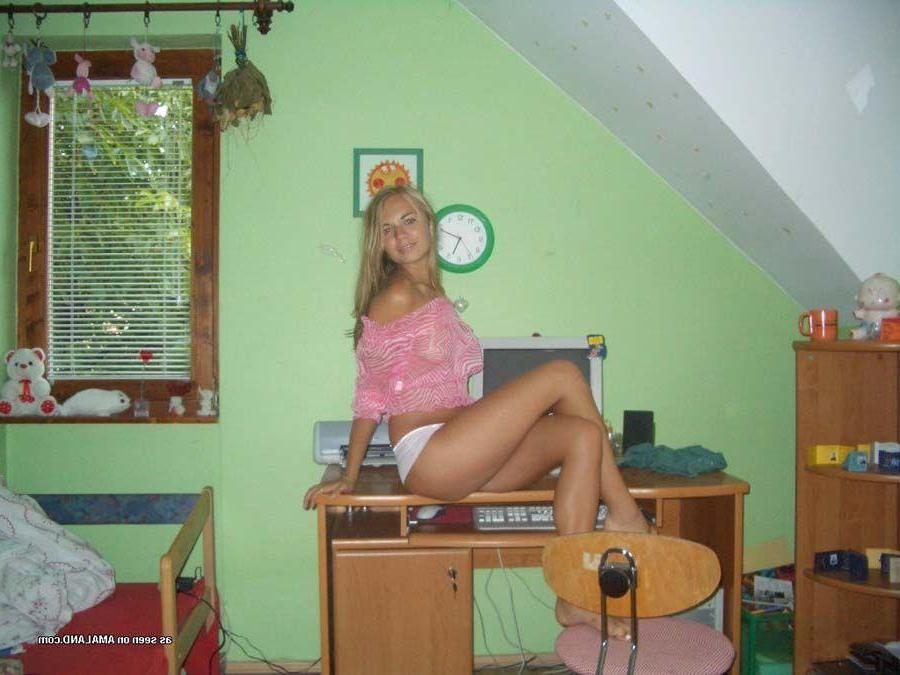 15P Pictures of a smokin hot girlfriend showing off her sexy legs