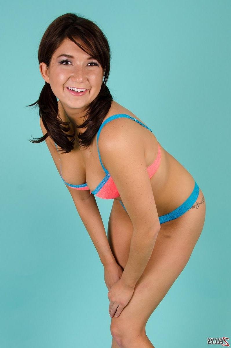 15P Brunette teen Anna strips out of her bright bra just for you