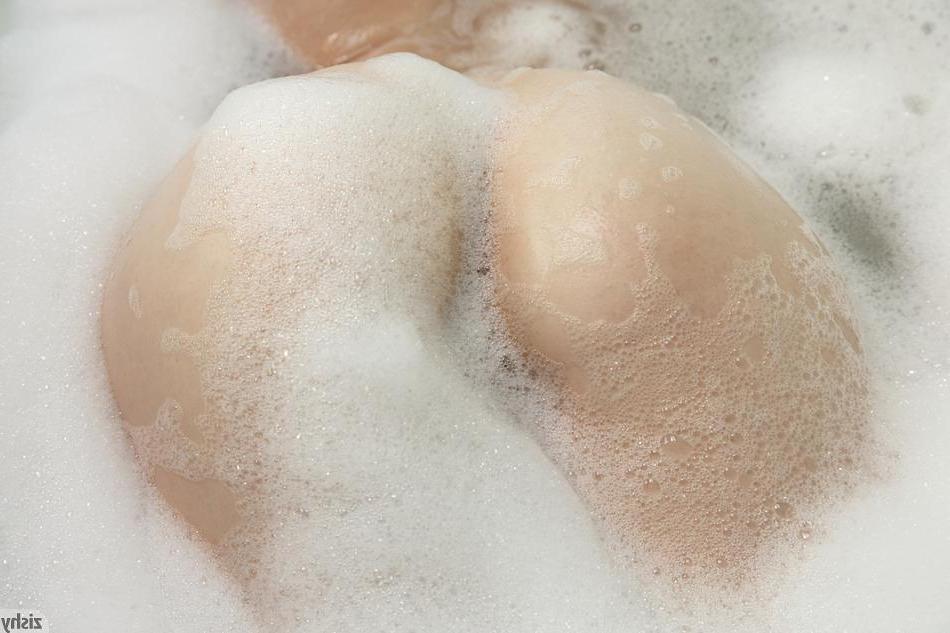 8P Hot coed April Grantham wants to take a bath with you