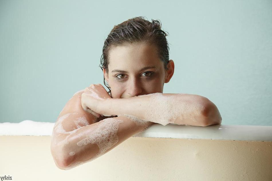 8P Hot coed April Grantham wants to take a bath with you
